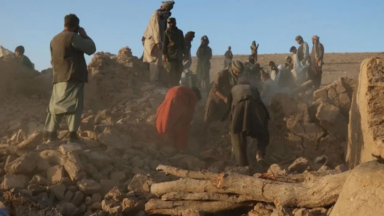Afganistan&#039;da Deprem Felaketi: 320 Ölü