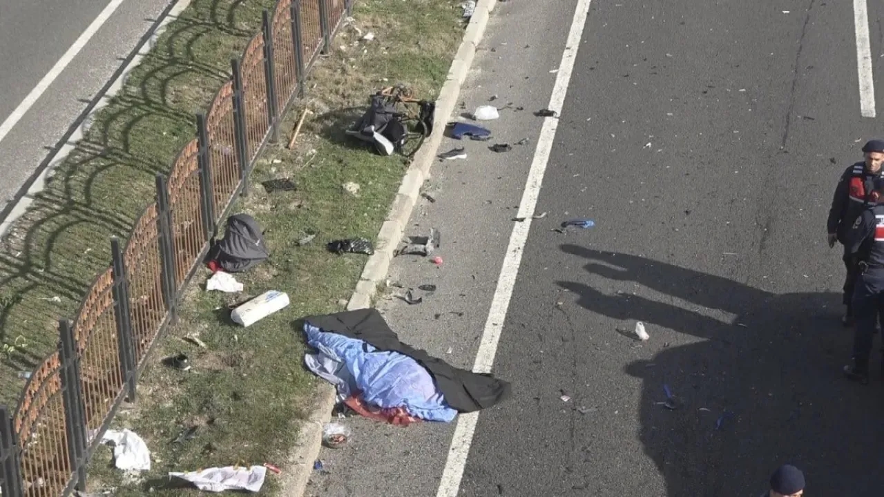 Ankara’da Karşıya Geçen Yayalara Araba Çarptı! 3 Kişi Hayatını Kaybetti