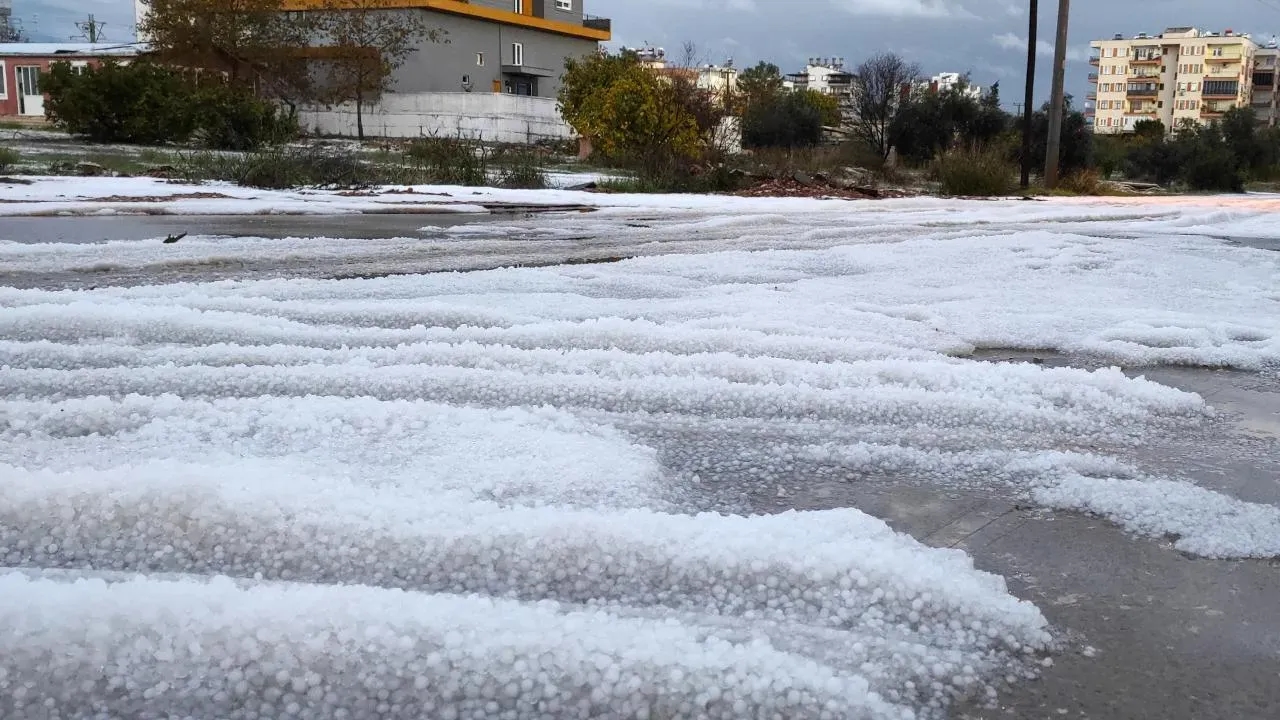 Antalya'da Sabahın İlkbahar Serinliği Dolu Yağışı Şehri Kapladı