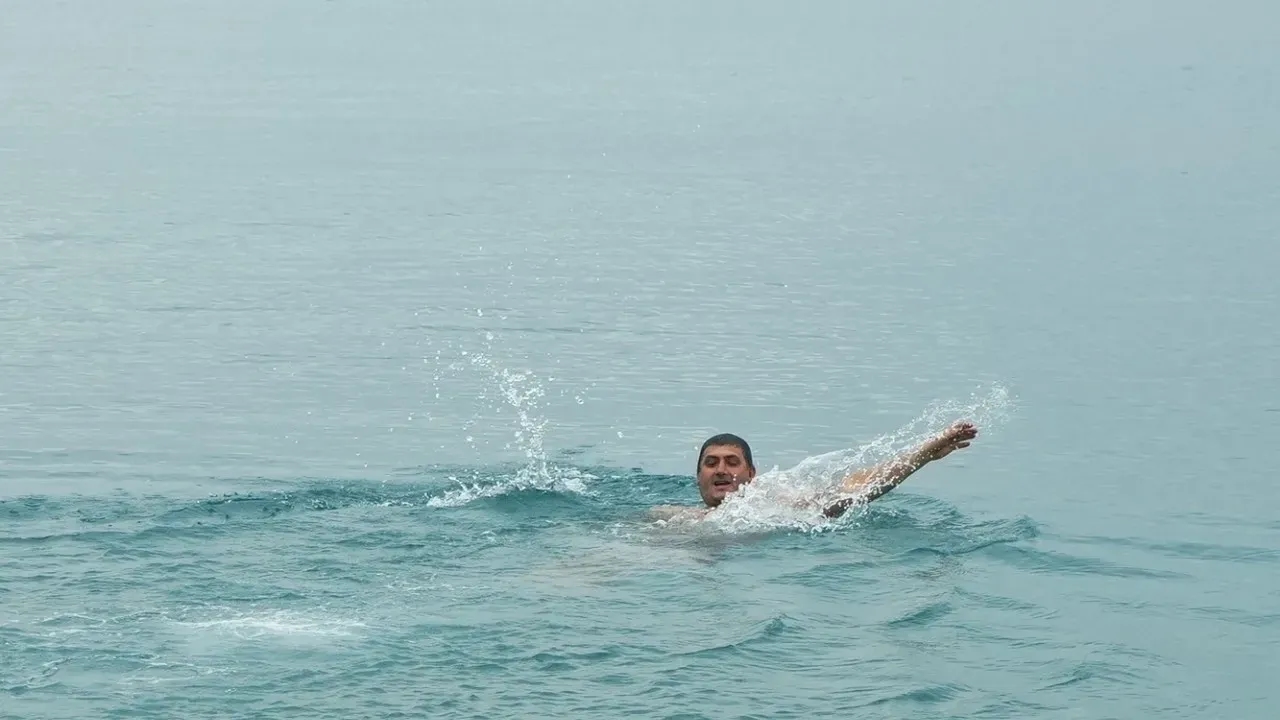 Antalya’da Yeni Yılın İlk Gününü Denizde Geçirdiler!