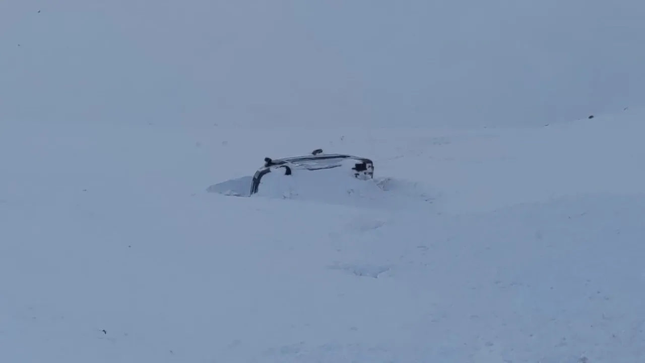 Çığ Nedeniyle Yollar Kapandı! 2 Araç Çığ Altında Kaldı! 2 Ocak’a Kadar Ulaşım Sağlanamayacak