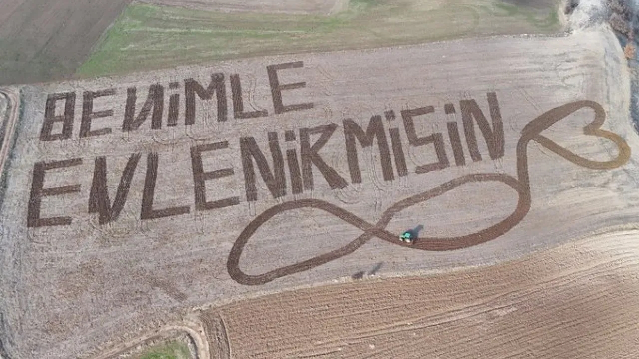 Çorum’da Tarla Mesajı “Benimle Evlenir Misin” Yazan Çiftçi, Kız Arkadaşıyla Hayatı Paylaşmaya Karar Verdi