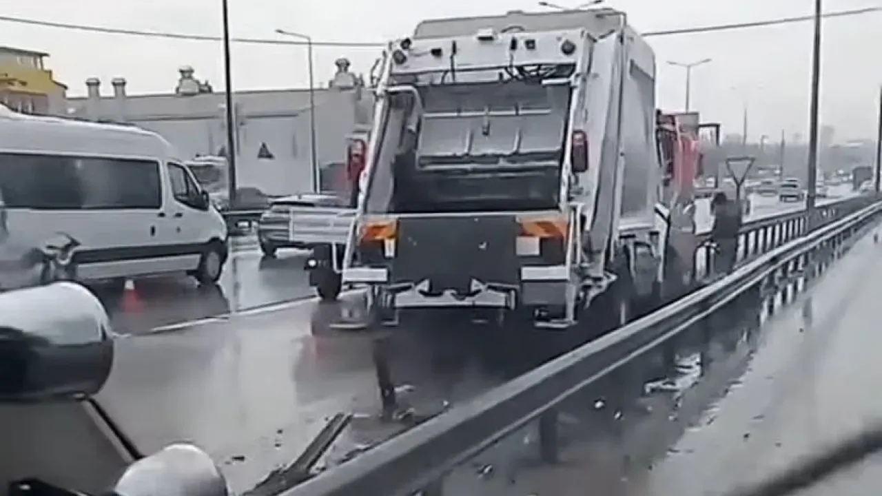 D-100 Karayolu'nda Feniş Sapağı'nda Çöp Kamyonu Kaza Yaptı: Yoğun Trafik ve Bariyerlere Zarar