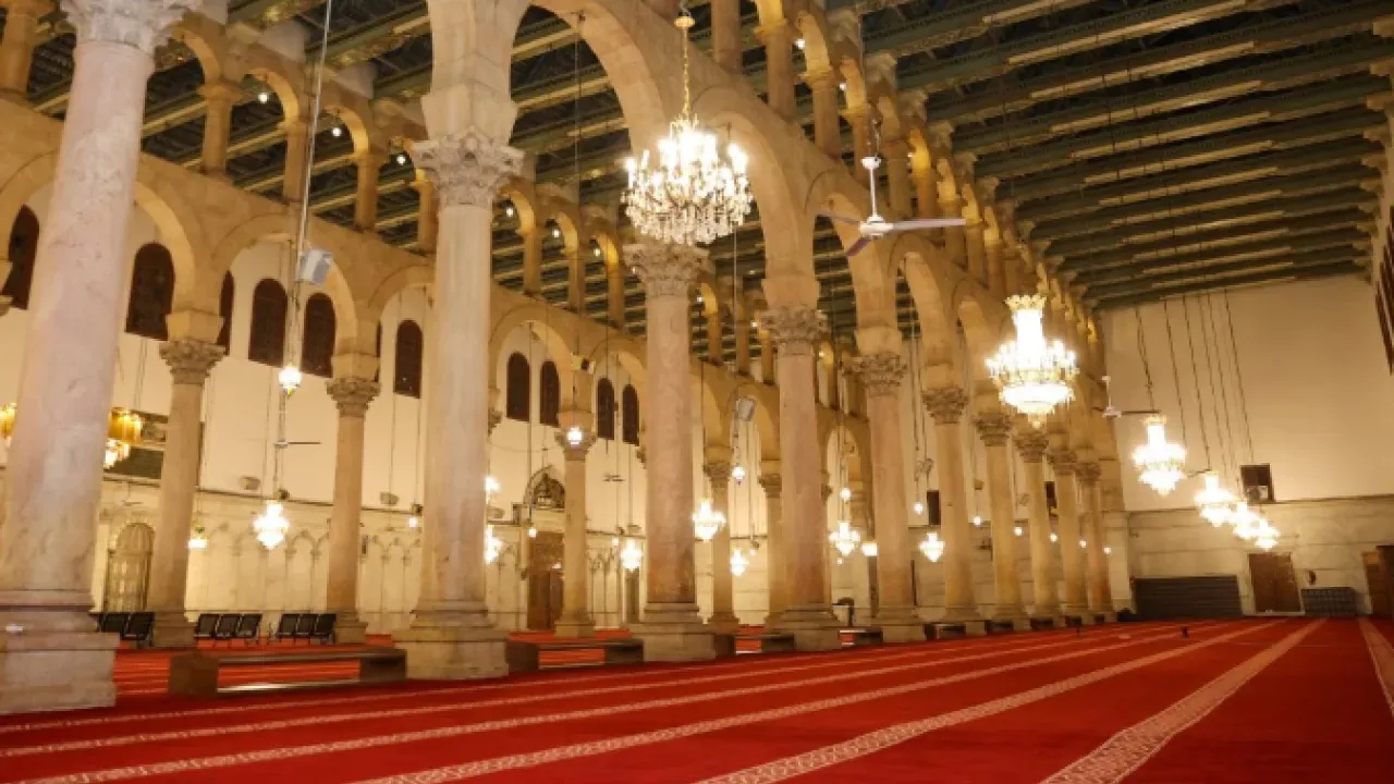 Emevi Camii’nde Yeni Bir Dönem Türkiye’den Özel Üretilen Halılar Kullanılmaya Başlandı