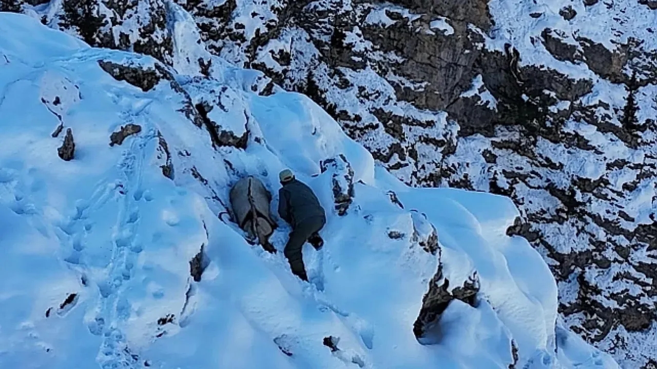 Erzincan’da Yasak Avcılık Skandalı Dağ Keçisini Avlayan Avcı, Drona Yakalanınca Kendini Gizlemeye Çalıştı