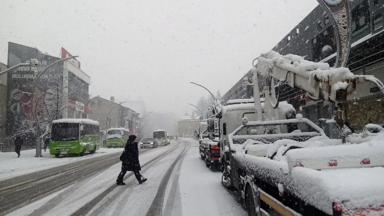 Gebze’de Kar Yağışı Başladı! Hava Durumu ve Trafik Gelişmeleri İzleniyor