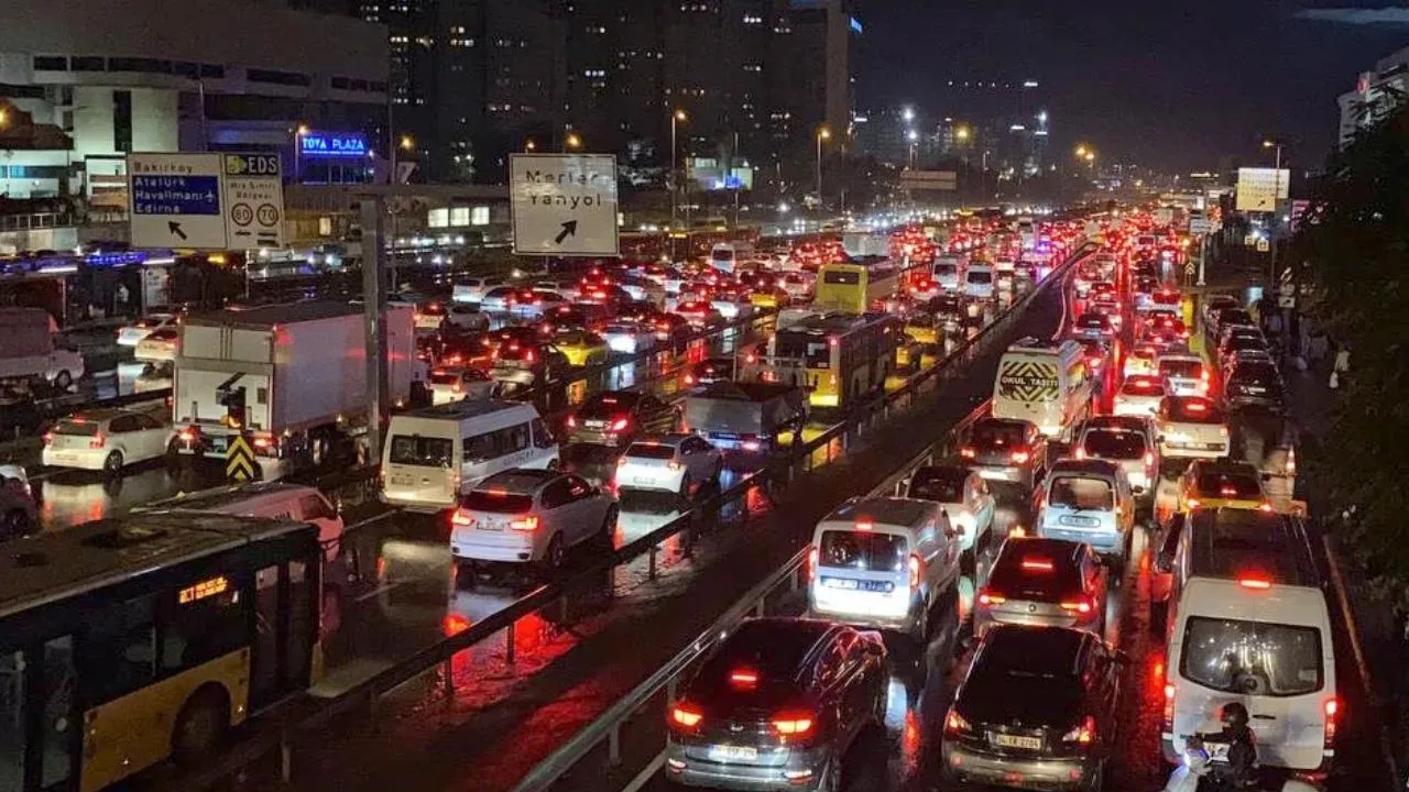 İstanbul’da Trafik Kabusu Büyüyor! Yoğunluk Yüzde 83’e Çıktı!
