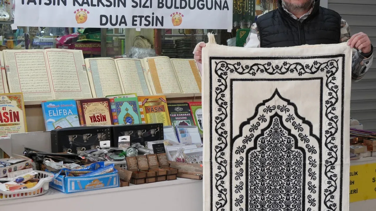 Kırıkkale'de Bir Esnafın Şık ve Anlamlı 14 Şubat Önerisi: "Sevgilinize Seccade Alın, Sizi Bulduğuna Şükretsin!"