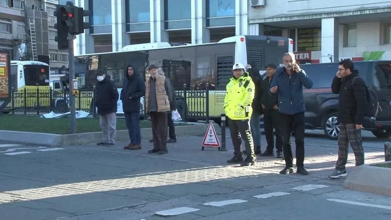 Kırmızı Işıkta Geçen Yayalar Polise Yakalandı! Polis 8 Bin TL’nin Üzerinde Ceza Kesti